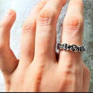 CLOSET CLEAROUT!!!🤍BNWOT🤍 Heavy Sterling Ring with Roses - size 6